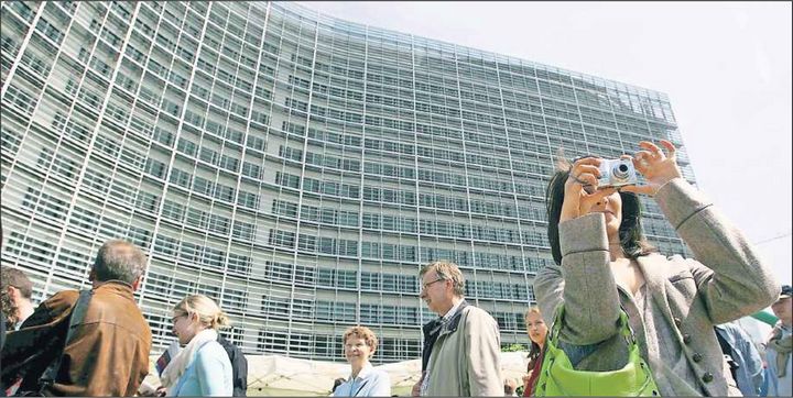 Draußen trotten Touristen, drinnen residieren Altrips mächtige Freunde: Die EU-Kommission findet, dass die für den Polder-Streit wichtigen deutsche Gesetze die Bürgerrechte verletzten, sagt der Anwalt der Gemeinde. FOTO: DPA